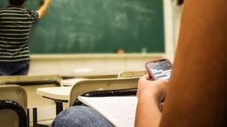 Qué opinan los jujeños sobre la regulación del celular dentro de las aulas