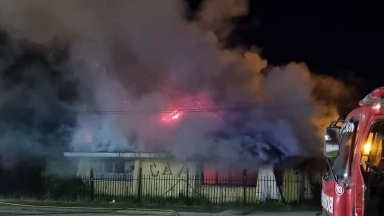 Un brutal incendio destruyó el Club Andino Piltriquitrón, en pleno centro de El Bolsón.