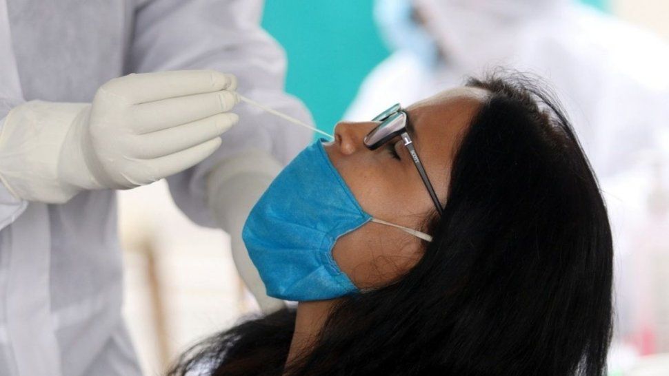 Hisopado para detectar covid-19.&nbsp;/Archivo