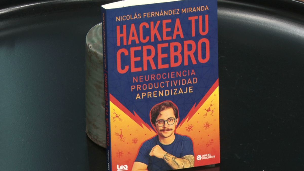 El jujeño Nicolás Fernández Miranda presenta su libro.