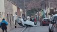 Un auto terminó volcado en las calles de Tilcara.