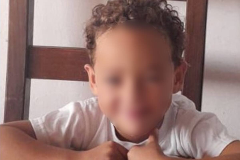 Josías Santos Regis se llevó de su casa en Corrientes a su hijo el domingo por la noche, un pequeño de 6 años. Ese día iban a ir a pescar juntos, pero cuando se enteró que su expareja se había reunido con amigos, decidió ir hasta el lugar.
