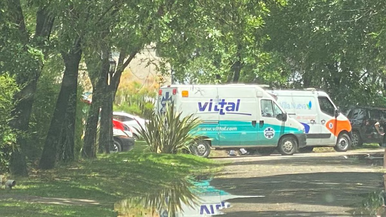 Siete ambulancias llegaron a la casa de Maradona tras ser alertados de su muerte Siete ambulancias llegaron a la casa de Maradona tras ser alertados de su muerte