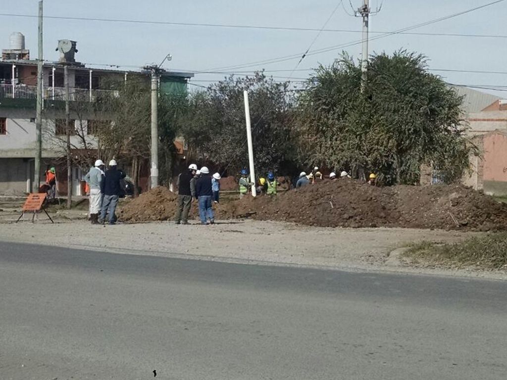 Obreros trabajas en la reparación