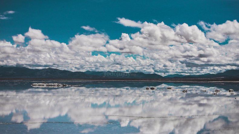 ¡Deslumbrante! Las Salinas Grandes se convirtieron en un enorme espejo natural