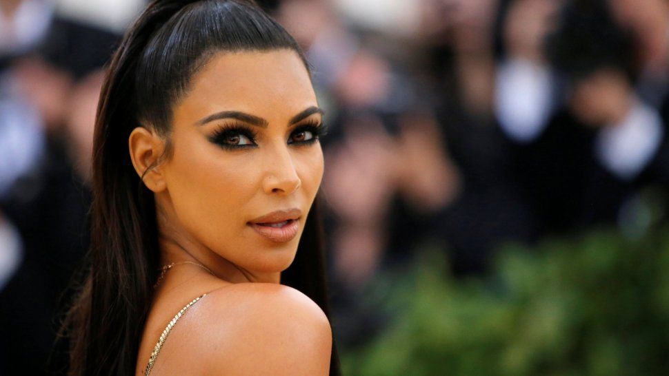 Kim Kardashian publicó dos fotos en microbikini  y enloqueció a sus seguidores