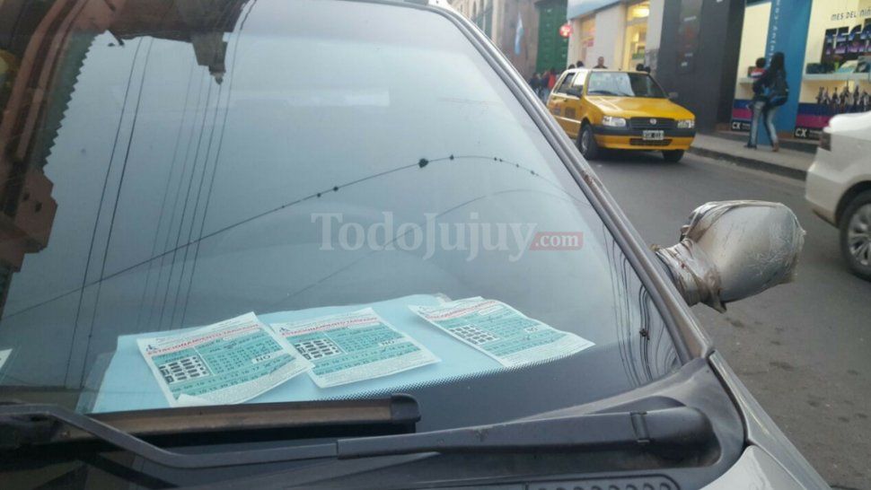 Tarjetas de estacionamiento pago.