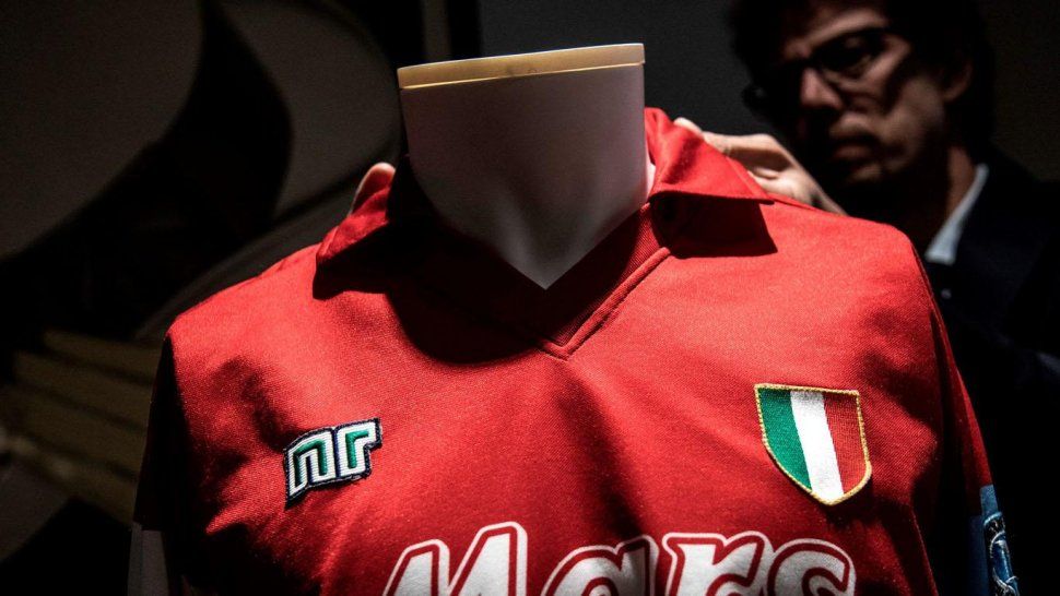 En Turín subastaron una camiseta inédita de Maradona