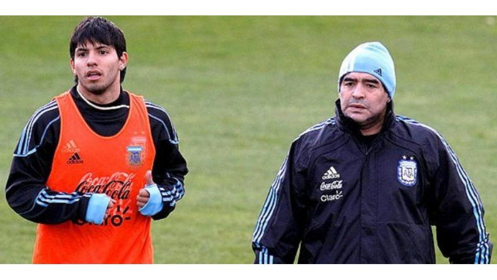 El Kun y Maradona (Ole)