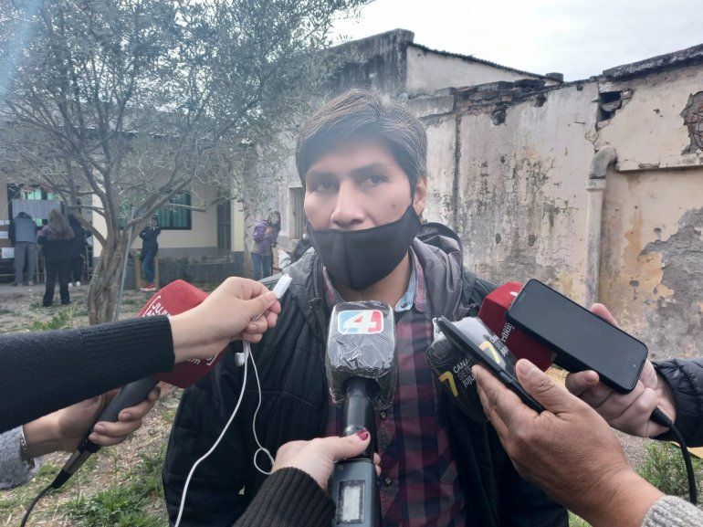 El precandidato Alejandro Vilca votó antes de las 10 de la mañana.