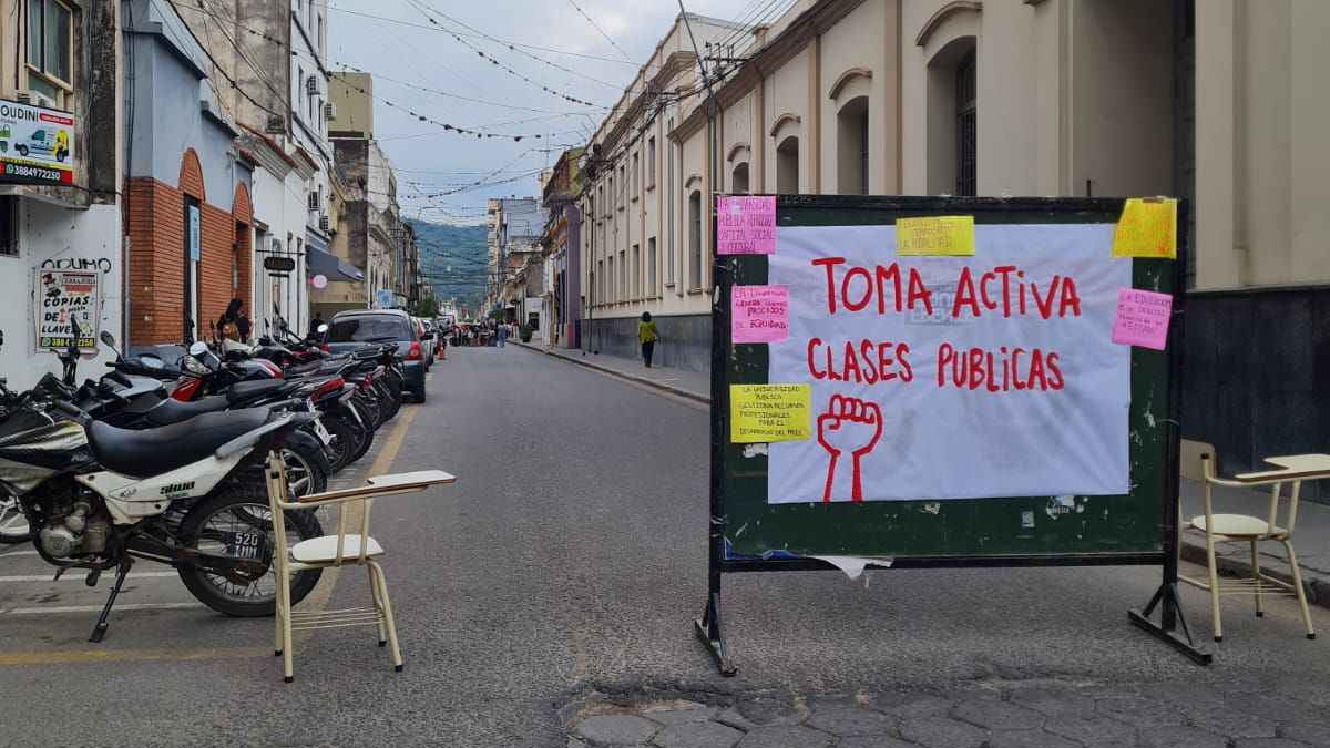 clases publicas en la facultad de humanidades: corte de transito en calle otero