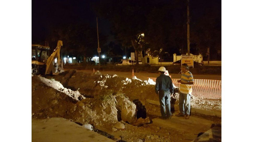 Se pinchó una cañería de gas en Bajo La Viña, está cortada la Av. Balbín