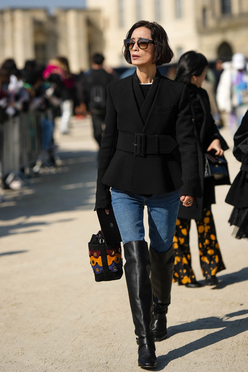 Los skinny jeans azules son el eterno tesoro para combinar con botas y botines en tendencia. Edward Berthelot / Getty Images Los skinny jeans azules son el eterno tesoro para combinar con botas y botines en tendencia. Edward Berthelot / Getty Images