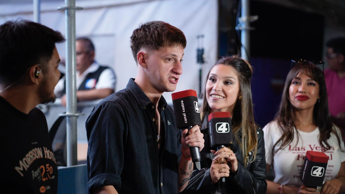 viví el desfile del Grupo A por Canal 4 y YouTube con Nico Voutrinas