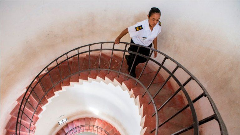Karina Ortega en el faro de la costa atl&aacute;ntica - Foto: Armada Argentina