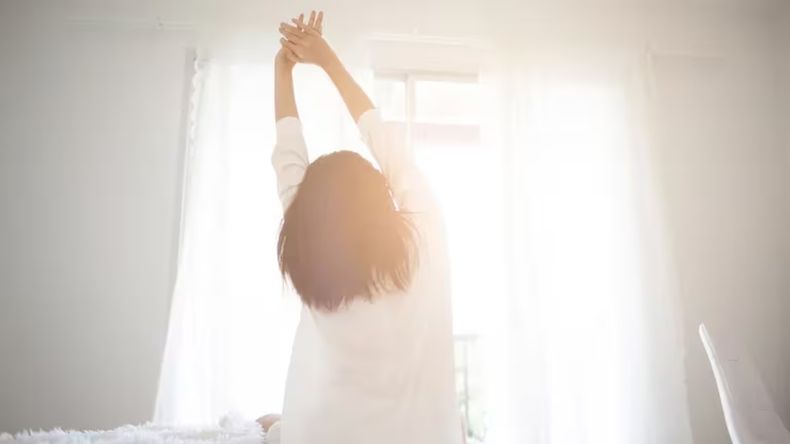 La melatonina es una hormona producida por el cuerpo, que regula los ciclos de sueño y vigilia.