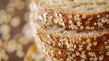 El pan integral ofrece más fibra y nutrientes, mientras que el blanco puede elevar la glucosa.&nbsp;