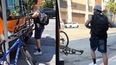 Un joven argentino mostró un curioso detalle que tiene los colectivos en California.