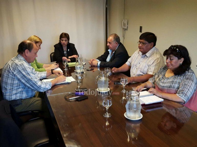Reunión entre gremios y gobierno