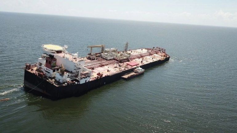El petrolero Nabarima transporta más de un millón de barriles de crudo pesado y está muy deteriorado. Hay alarma por el peligro de un derrame frente a las costas de Venezuela. / Foto: EFE