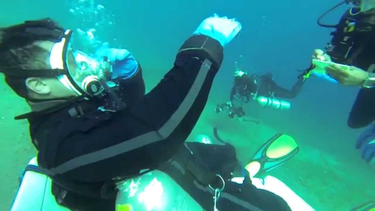 La historia del oficial egipcio cuadripléjico que batió un récord en el buceo adaptado.