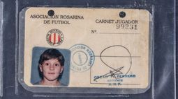 Una famosa agencia de subastas, tiene en sus manos el carnet de Messi cuando fue inscripto en la Asociación Rosarina de Fútbol.