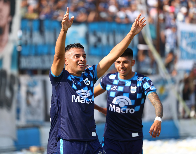 Francisco Molina anota el segundo gol para el lobo Jujeño a los 34' del PT