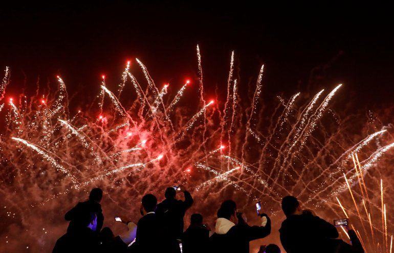 La gente graba fuegos artificiales en tel&eacute;fonos m&oacute;viles durante las celebraciones de A&ntilde;o Nuevo en el Canal de El Cairo, Egipto, el 1 de enero de 2020. (REUTERS&nbsp; Amr Abdallah Dalsh)
