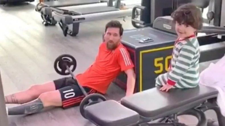 Cuarentena: Lionel Messi entrena en casa junto a su hijo