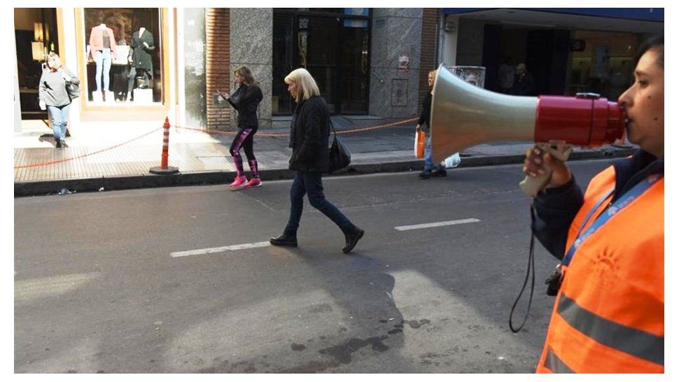 Tucumán: escracharon con megáfonos a peatones que cruzaban mal la calle