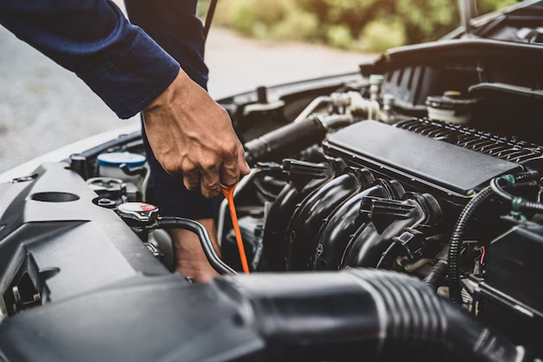 Antes de salir a la ruta es importante medir el nivel de aceite de tu auto, ya que un descuido en el nivel de aceite ocasiona daños graves en el motor, que son totalmente evitables si dedicamos atención al vehículo.