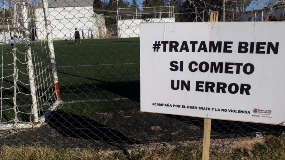 Pusieron carteles para concientizar a los padres sobre la violencia en el fútbol infantil