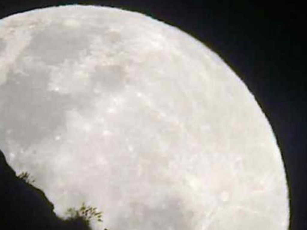 Luna enorme