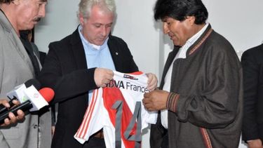 Evo Morales es hincha de Boca y de River