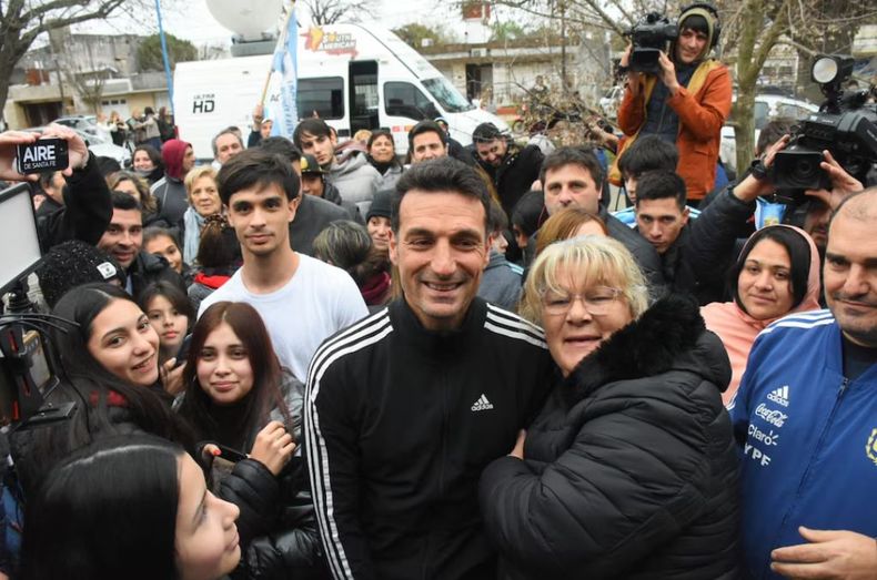 Lionel Scaloni ovacionado en su Pujato natal 