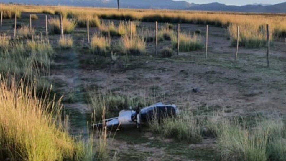 La policía encontró al joven junto a su moto, a unos doce metros de la ruta.
