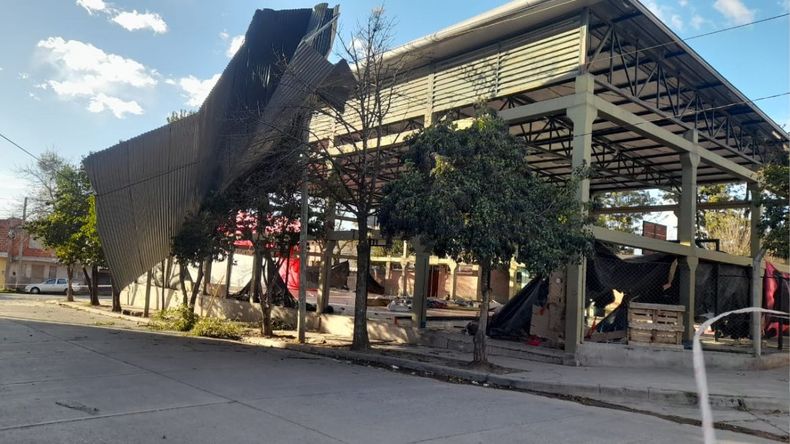 Se voló un techo en la EET Nº2 a causa del viento norte