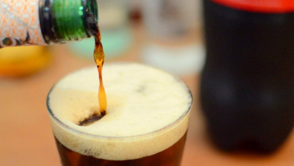 Insólito: Una mujer golpeó y echó a su marido por preparar mal el fernet