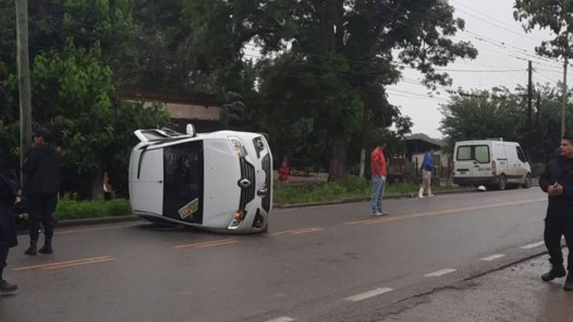 siniestro vial en el carmen: dos vehiculos chocaron en plena entrada a la ciudad