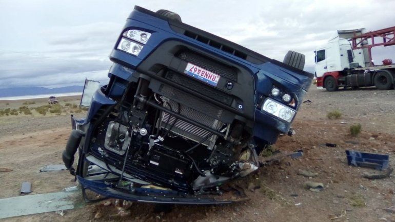Camionero brasileño murió tras volcar en las Salinas Grandes