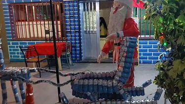 Perico: árbol de Navidad, trineo, renos y papá Noel de latas