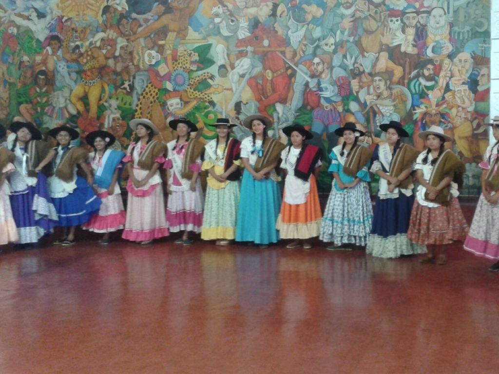 Paisanas en la Casa de Piedra