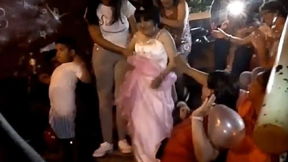 Teresita nunca había festejado su cumple y le organizaron una fiesta solidaria en la plaza