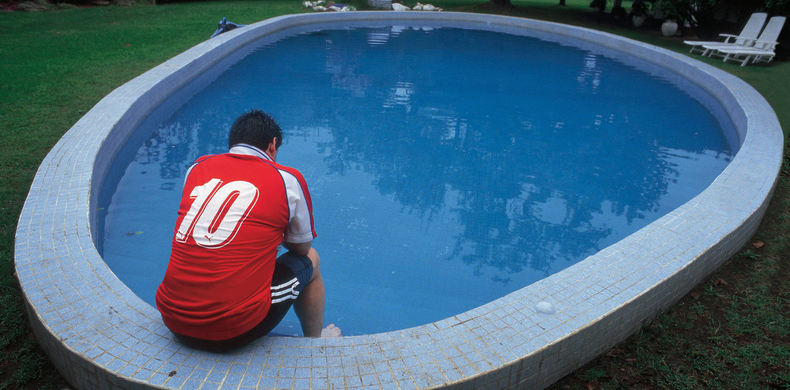 Diego Armando Maradona como nadie lo vio: en la más absoluta soledad en la pileta después de jugar un partido en la quinta de su amigo Federico Rivero en Tortuguitas. Foto: Maxi Vernazza.