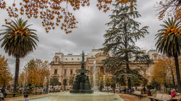 Plaza Belgrano en otoño - Imagen creada con IA