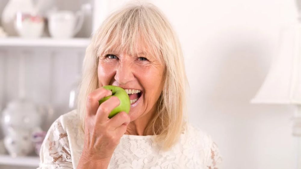 La manzana, es una gran ayuda para los adultos mayores a la hora de evitar la fragilidad ósea.&nbsp;