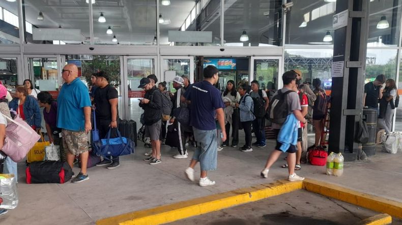 Gran movimiento en la terminal por los viajes especiales al norte para carnaval
