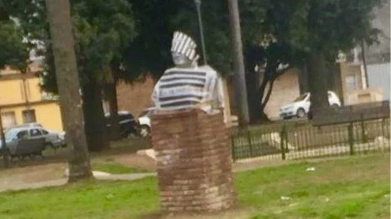 En un barrio de Rosario, vistieron de preso a un busto de Néstor Kirchner