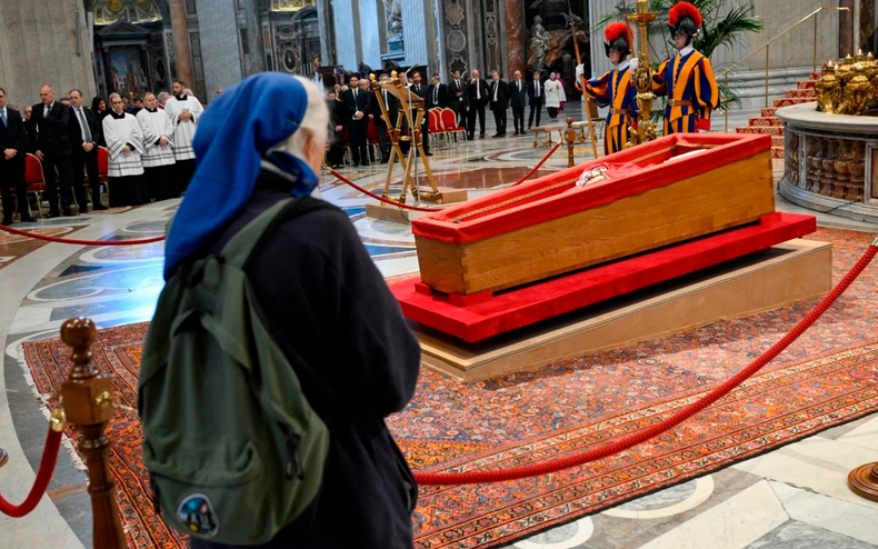 Sor Geneviève Jeanningros junto al ataúd del papa Francisco. Sor Geneviève Jeanningros junto al ataúd del papa Francisco.