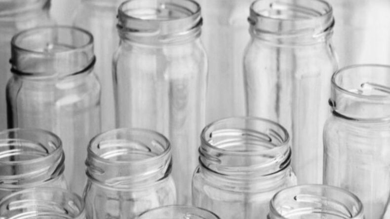 Reciclaje: convertí envases de vidrio que ya no usás en hermosas lámparas para tu jardín